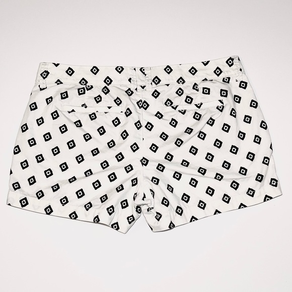 Old Navy Geometric Chino Shortie Shorts Black White Women’s 10 EUC - Picture 3 of 16